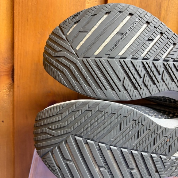 Brooks Levitate 5 Women’s 8 Gray Running Shoes Energize Cushion Neutral Support - Picture 10 of 11